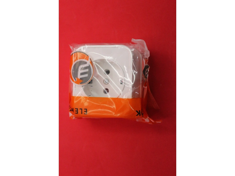 Merve Sıva Üstü Kare Topraklı Priz