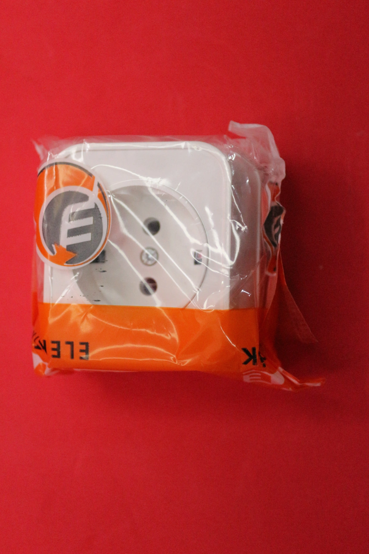 Merve Sıva Üstü Kare Topraklı Priz