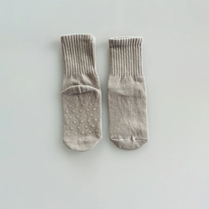 Kukita Kız-Erkek 4lü Organik Kaydırmaz Tabanlı Çorap ve Kukita Kız-Erkek 4lü Basic Tişört Seti Kuki09