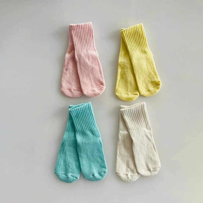 Kukita Kız-Erkek 4lü Organik Kaydırmaz Tabanlı Çorap ve Kukita Kız-Erkek 4lü Basic Tişört Seti Kuki09