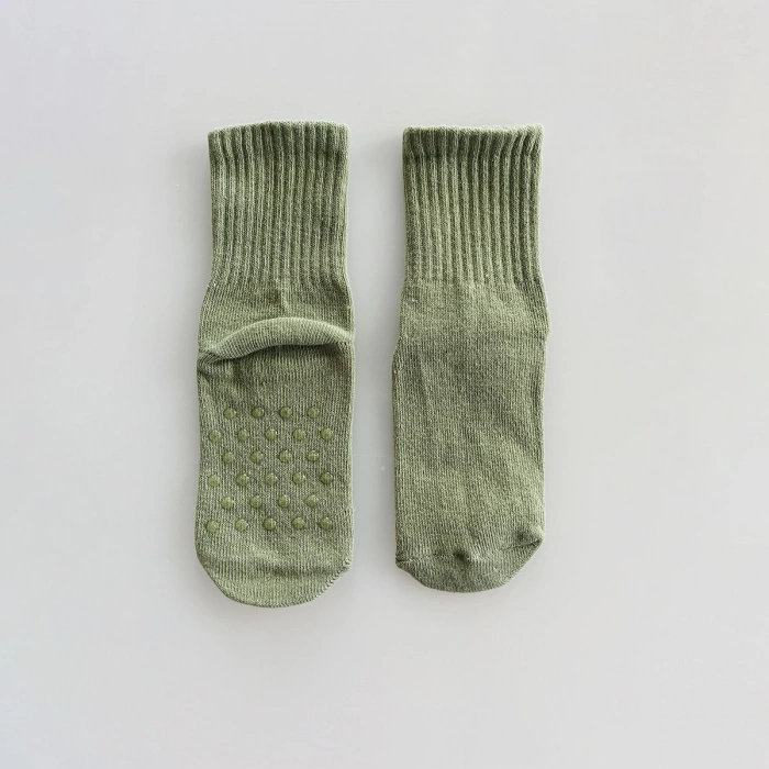 Kukita Kız-Erkek 4lü Organik Kaydırmaz Tabanlı Çorap ve Kukita Kız-Erkek 4lü Basic Tişört Seti Kuki09