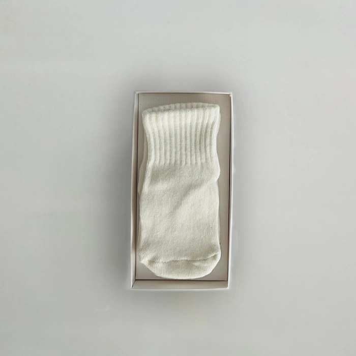 Kukita Kız-Erkek Tekli Organik Kaydırmaz Tabanlı Çorap ve Kukita Kız Erkek Basic Tişört Seti Kuki05