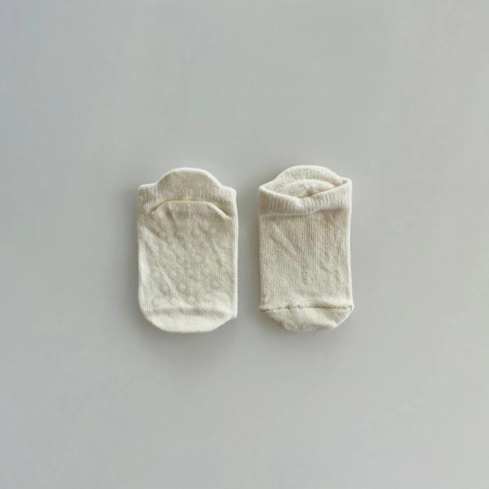 Kukita Kız-Erkek Tekli Organik Kaydırmaz Tabanlı Çorap ve Kukita Kız Erkek Basic Tişört Seti Kuki05