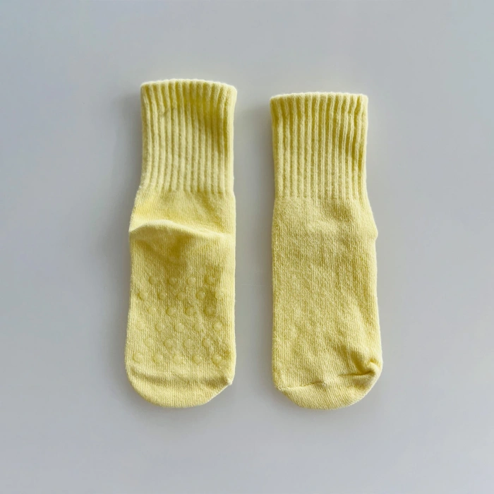 Kukita Kız-Erkek Tekli Organik Kaydırmaz Tabanlı Çorap ve Kukita Kız Erkek Basic Tişört Seti Kuki05