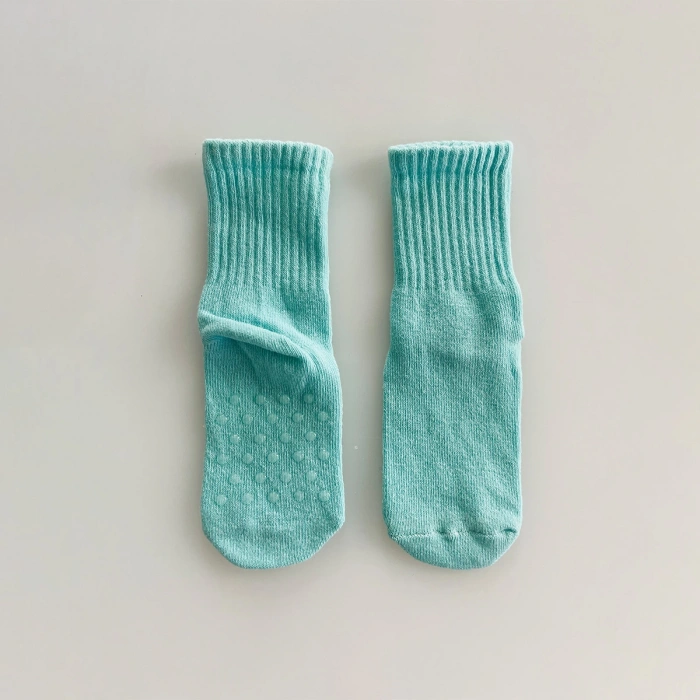 Kukita Kız-Erkek Tekli Organik Kaydırmaz Tabanlı Çorap ve Kukita Kız Erkek Basic Tişört Seti Kuki05