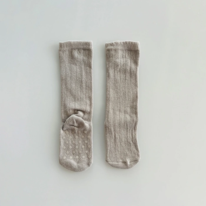 Kukita Kız-Erkek Tekli Organik Kaydırmaz Tabanlı Çorap ve Kukita Kız Erkek Basic Tişört Seti Kuki05