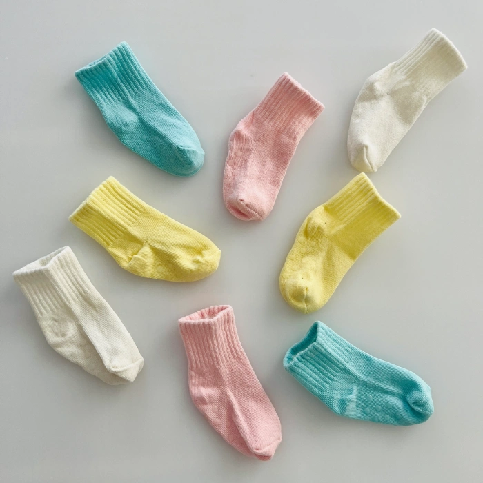 Kukita Kız-Erkek 4lü Organik Kaydırmaz Tabanlı Çorap ve Kukita Kız-Erkek 4lü Basic Tişört Seti Kuki09