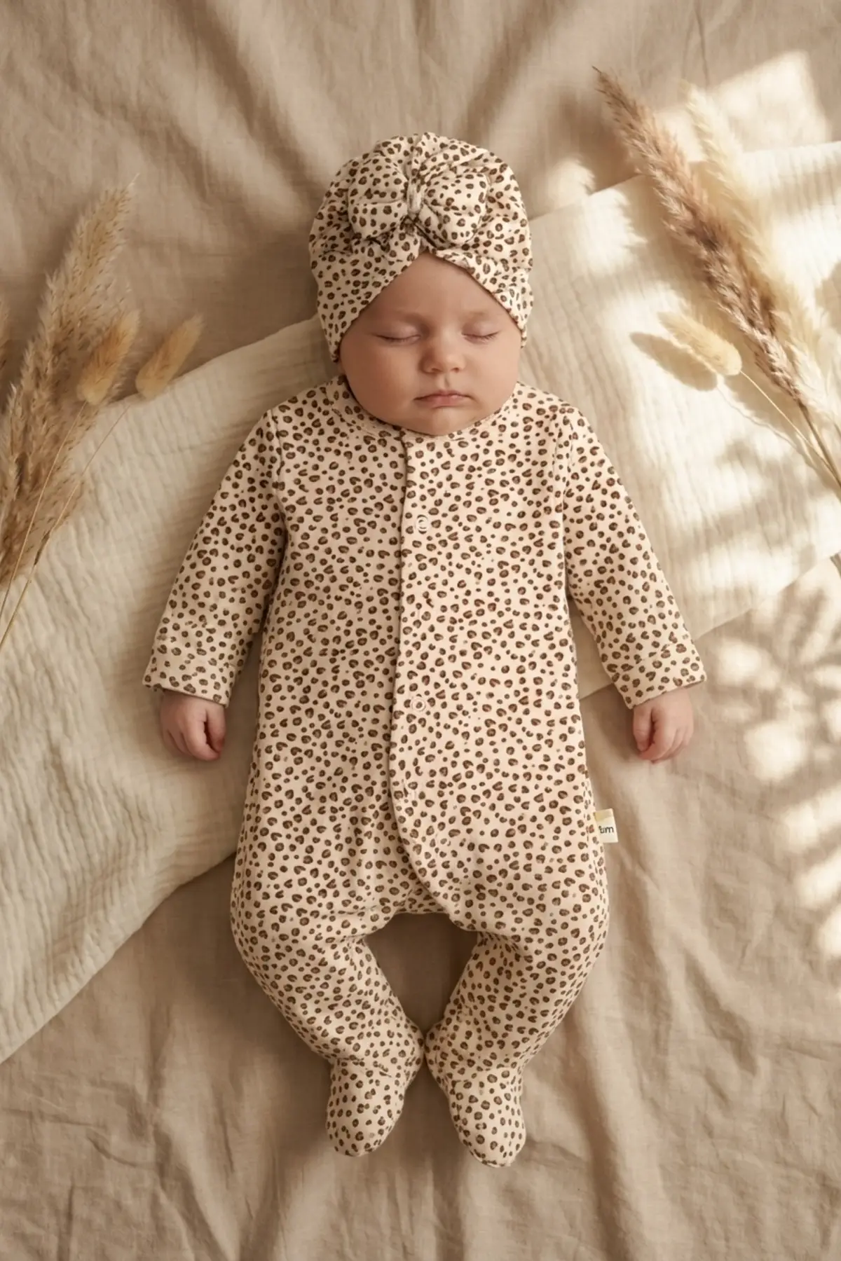 Leopar Detaylı Boneli Kız Bebek Tulumu. Ayaklı % 100 Pamuklu 0-3 Ay