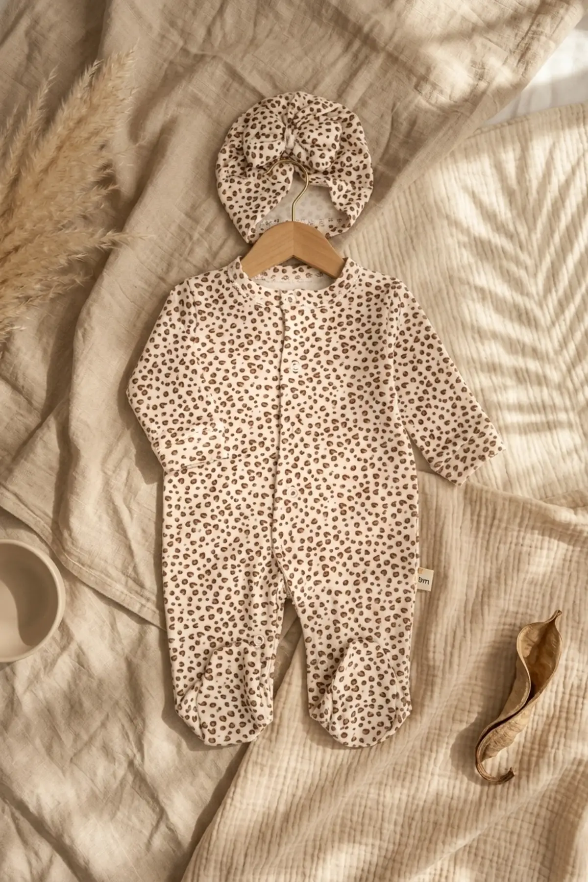 Leopar Detaylı Boneli Kız Bebek Tulumu. Ayaklı % 100 Pamuklu 0-3 Ay