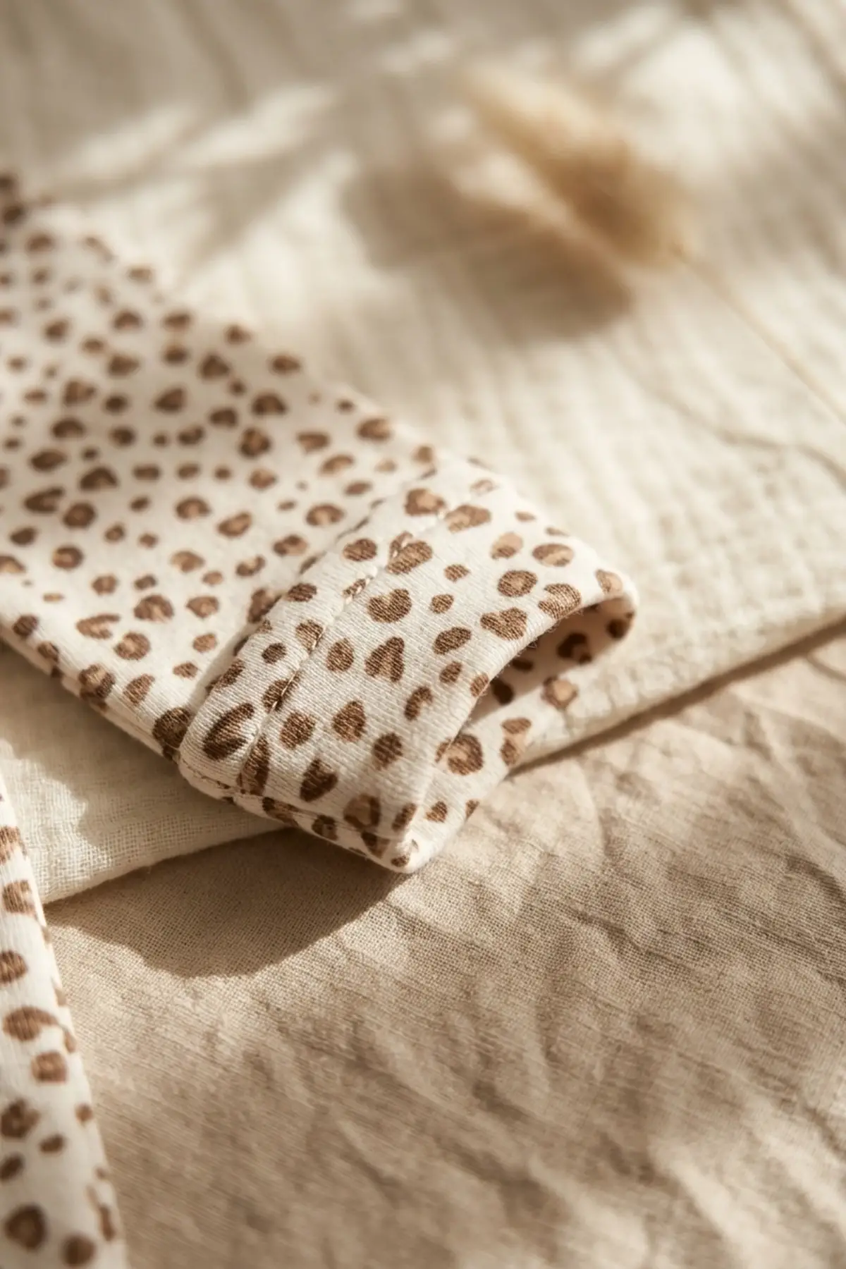 Leopar Detaylı Boneli Kız Bebek Tulumu. Ayaklı % 100 Pamuklu 0-3 Ay