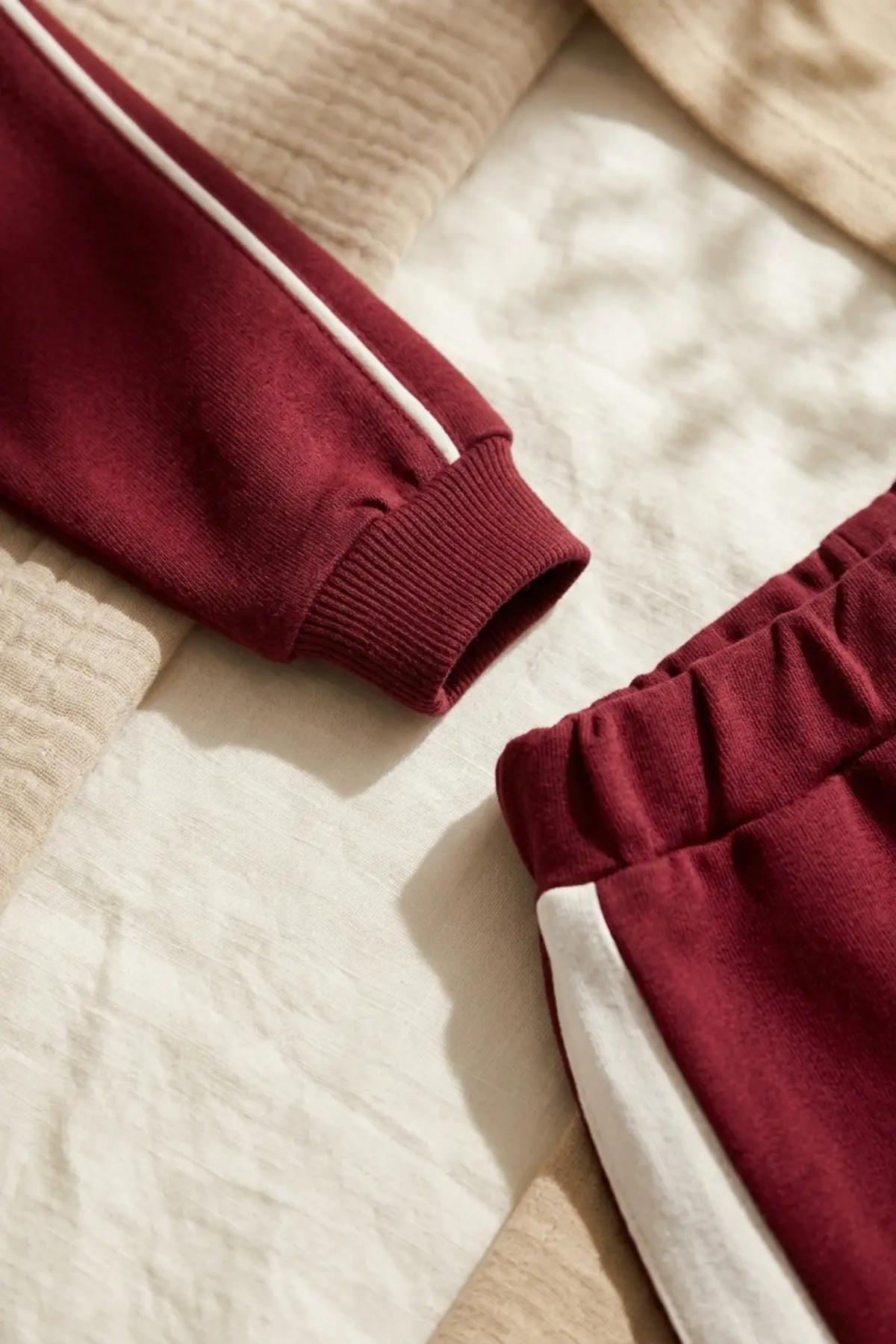 Ruby Kolej Serisi Pamuklu Polo Yaka Bordo Bebek Eşofman Takımı - Kontrast Şeritli Ve Nakış Detaylı Premium Bebek Seti