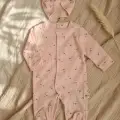 Minik Kalp Detaylı Boneli Kız Bebek Tulumu. Ayaklı % 100 Pamuklu 0-3 Ay