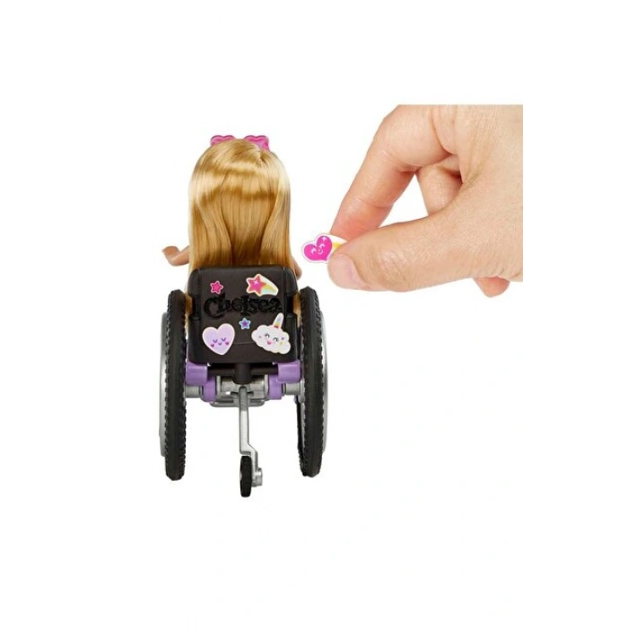 MATTEL HGP29 TEKERLEKLİ SANDALYEDE CHELSEA*3