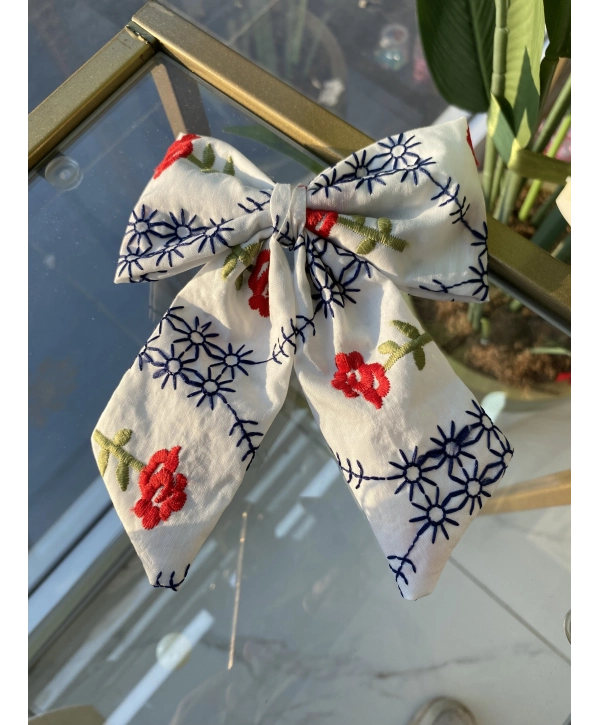 Kırmızı İşlemeli Çiçek Detay Beyaz Fiyonk Toka