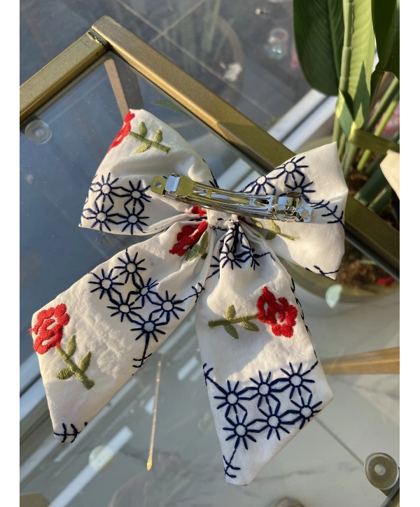 Kırmızı İşlemeli Çiçek Detay Beyaz Fiyonk Toka