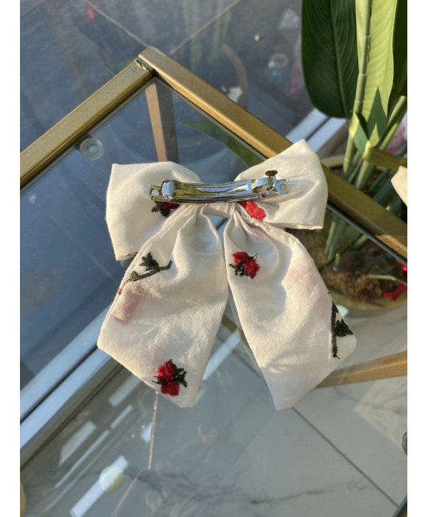 Kırmızı Çiçek Detay Beyaz Fiyonk Toka