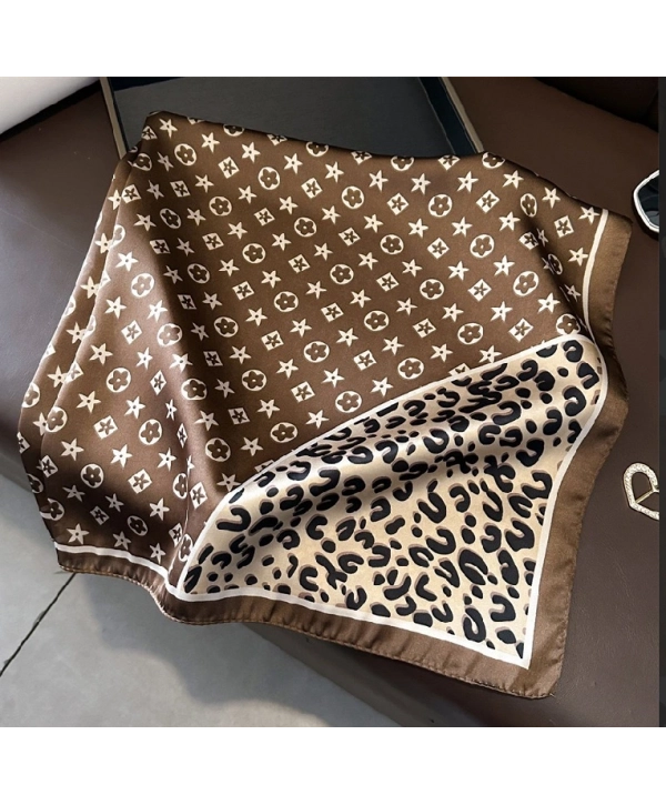 Leopar Detay Kendinden Desenli 70*70 Fular