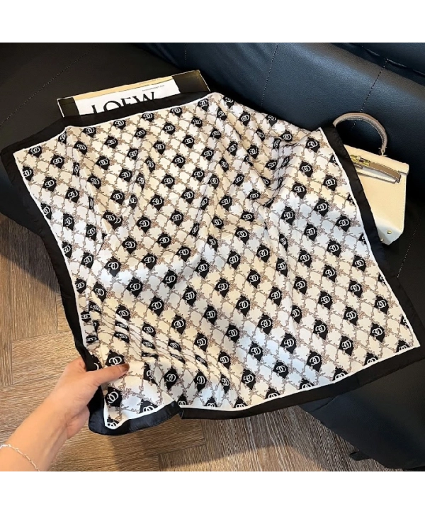 Siyah- Beyaz Kendinden Desen 70*70 Fular