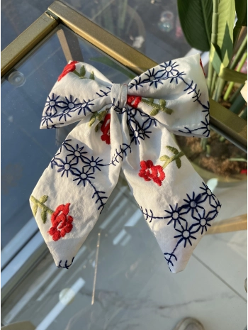 Kırmızı İşlemeli Çiçek Detay Beyaz Fiyonk Toka