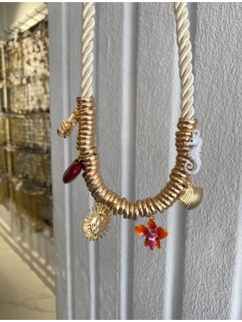 Özel Seri Bej Burgu İp Gold Biye Detay Çoklu Charm Sallantılı Kolye