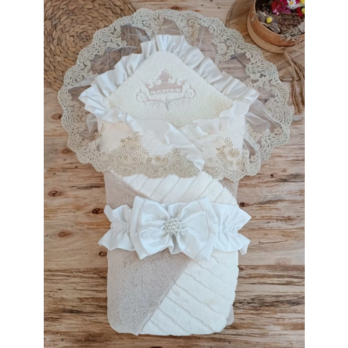 Yenidoğan Wool Yün Kumaş Taç Nakışlı Güpür Duvaklı Fiyonk Prizma Taş Unisex Kundak Bebek Battaniyesi Bej