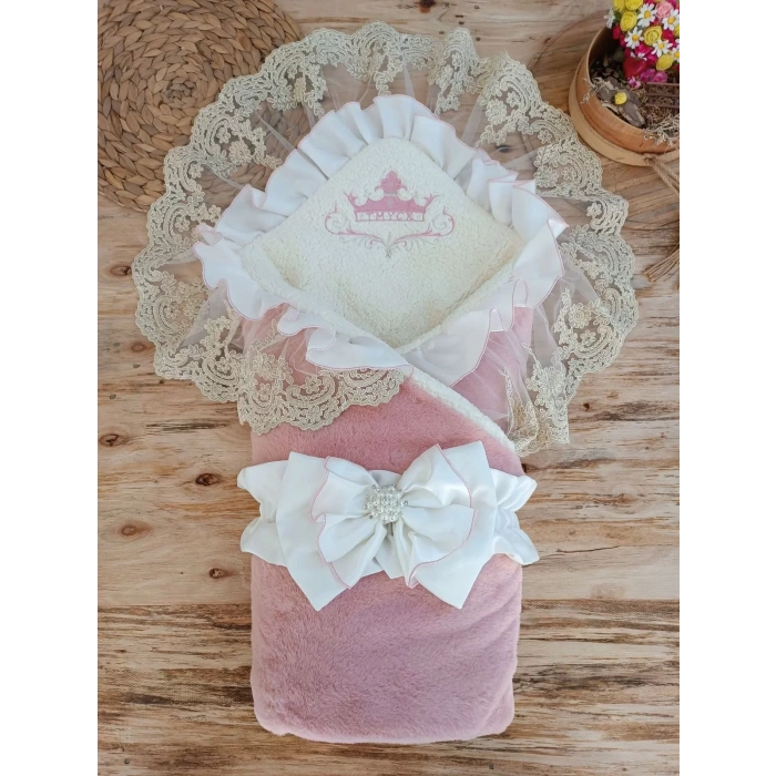 Yenidoğan Wool Yün Kumaş Taç Nakışlı Güpür Duvaklı Fiyonk Prizma Taş Unisex Kundak Bebek Battaniyesi Pembe