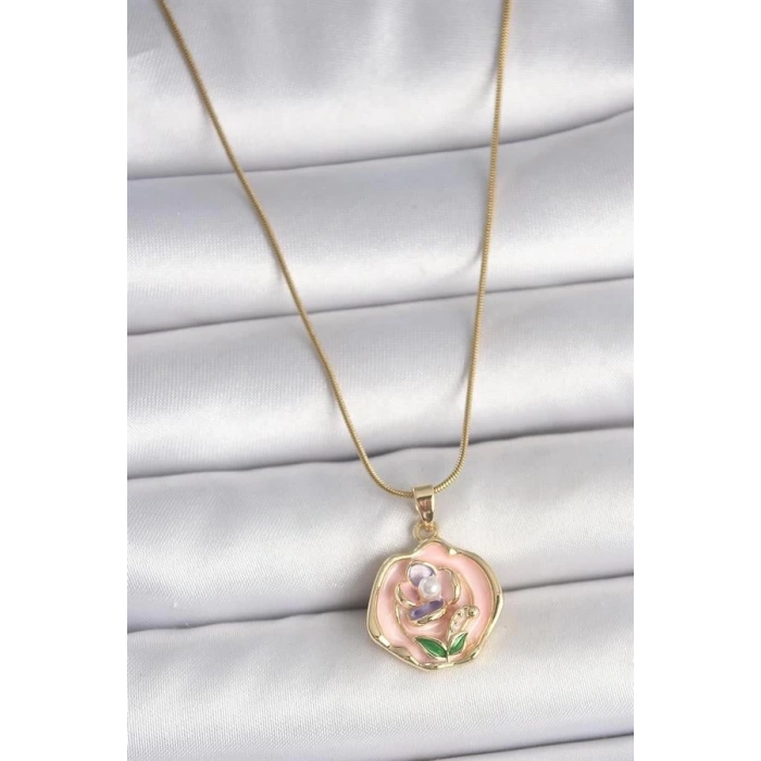 316L Çelik Gold Renk Zincir Pembe Renkli Çiçek İşlemeli İnci Detay Portre Model Kadın Kolye