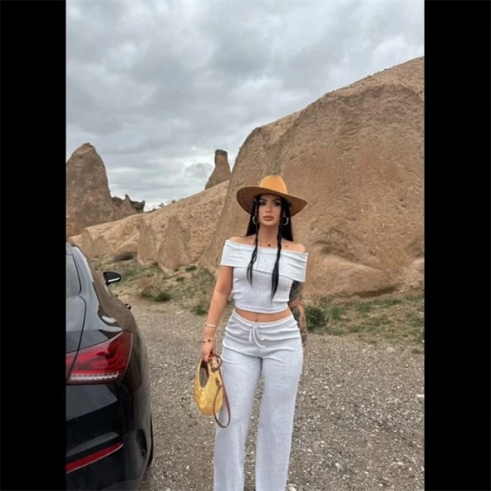 Madonna yaka bol paça pantolonlu takım