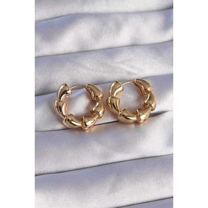 Pirinç Gold Renk Damla Kıvrım Tasarımlı Halka Küpe