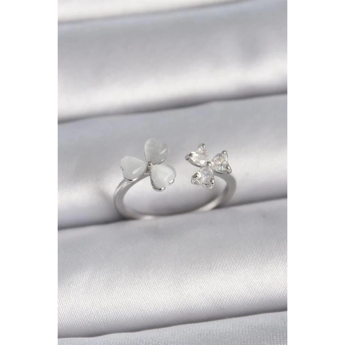 Pirinç Gümüş Renk Ayarlanabilir Zirkon Taşlı Beyaz Mineli Kalp Model Kadın Yüzük