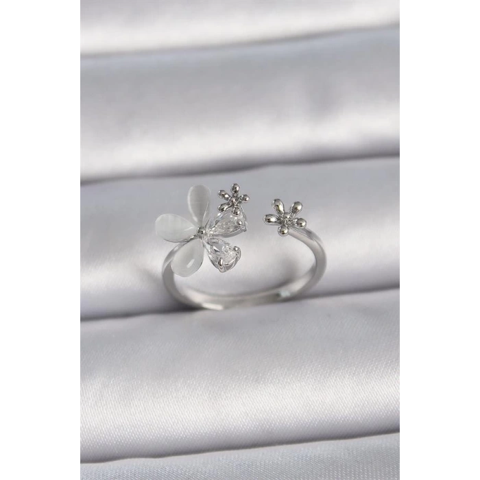 Pirinç Gümüş Renk Ayarlanabilir Zirkon Taşlı Beyaz Mineli Yaprak Model Kadın Yüzük