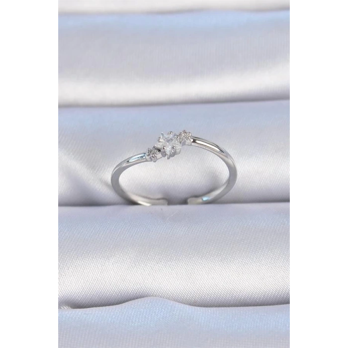 Pirinç Gümüş Renk Çiçek Model Zirkon Taş Detay Kadın Yüzük