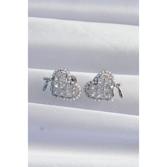 Pirinç Gümüş Renk Fiyonk Detay İncili Zirkon Taşlı Kalp Küpe