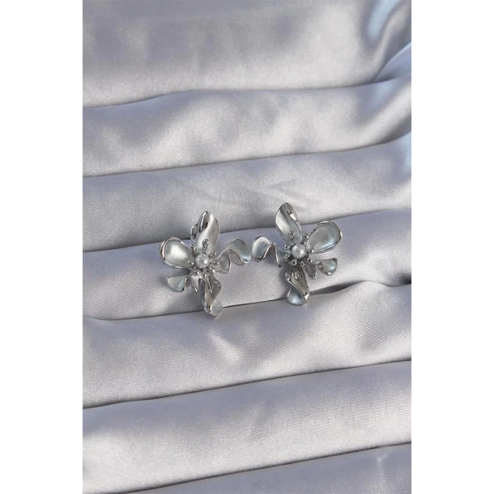 Pirinç Gümüş Renk İnci Detay Çiçek Tasarımlı Küpe