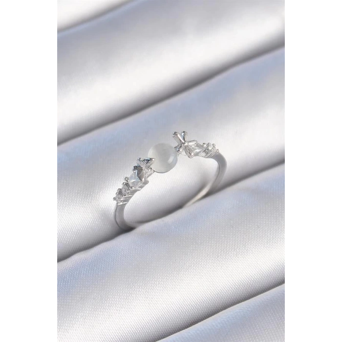 Pirinç Gümüş Renk Zirkon Taşlı Beyaz Mineli Kelebek Detay Kadın Yüzük