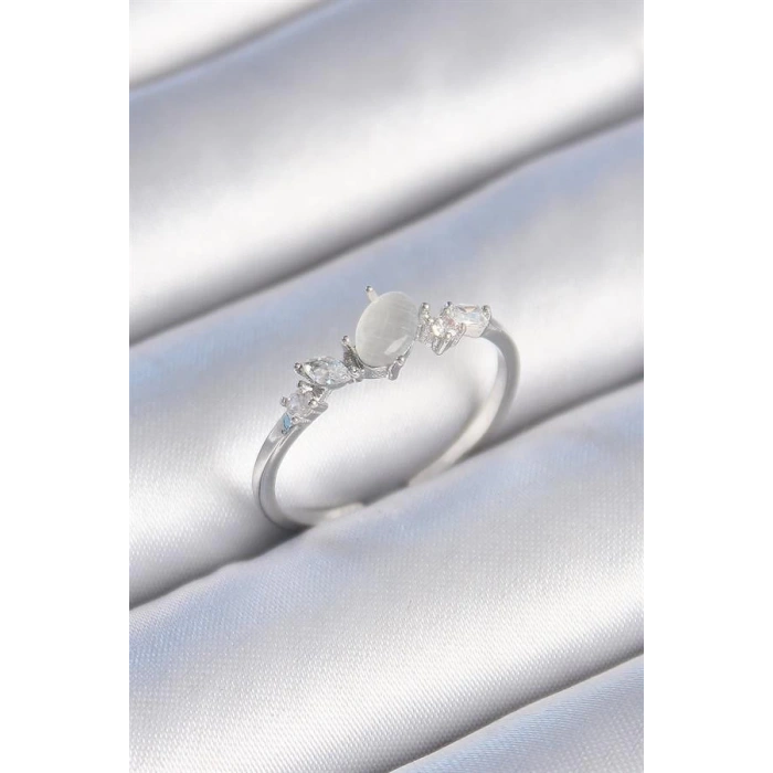 Pirinç Gümüş Renk Zirkon Taşlı Oval Beyaz Mineli Kadın Yüzük