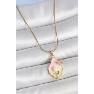 316L Çelik Gold Renk Zincir Damla Mix Renk Çiçek İşlemeli Kelebek Detay Portre Model Kadın Kolye