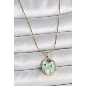 316L Çelik Gold Renk Zincir Mavi Çiçek İşlemeli İnci Detay Portre Model Kadın Kolye
