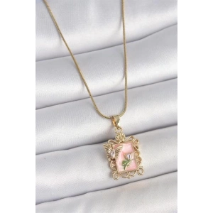 316L Çelik Gold Renk Zincir Pembe Mineli Çiçek İşlemeli Zirkon Taşlı Kelebek Detay Portre Model Kadın Kolye