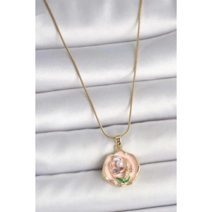 316L Çelik Gold Renk Zincir Pembe Renkli Çiçek İşlemeli İnci Detay Portre Model Kadın Kolye