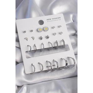 Pirinç Gümüş Renk Papatya Detaylı 12 Çiftli Kadın Küpe Seti