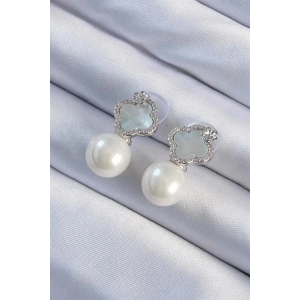 Pirinç Gümüş Renk Zirkon Taşlı Minimal Çiçek Tasarımlı Kadın Küpe