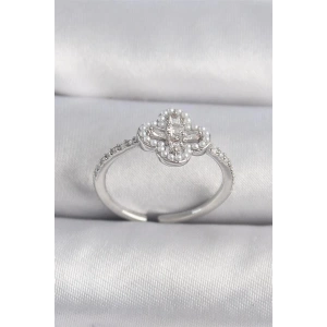 Pirinç Gümüş Renk Zirkon Taşlı Yonca Model İnci Detay Kadın Yüzük