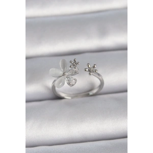 Pirinç Gümüş Renk Ayarlanabilir Zirkon Taşlı Beyaz Mineli Yaprak Model Kadın Yüzük