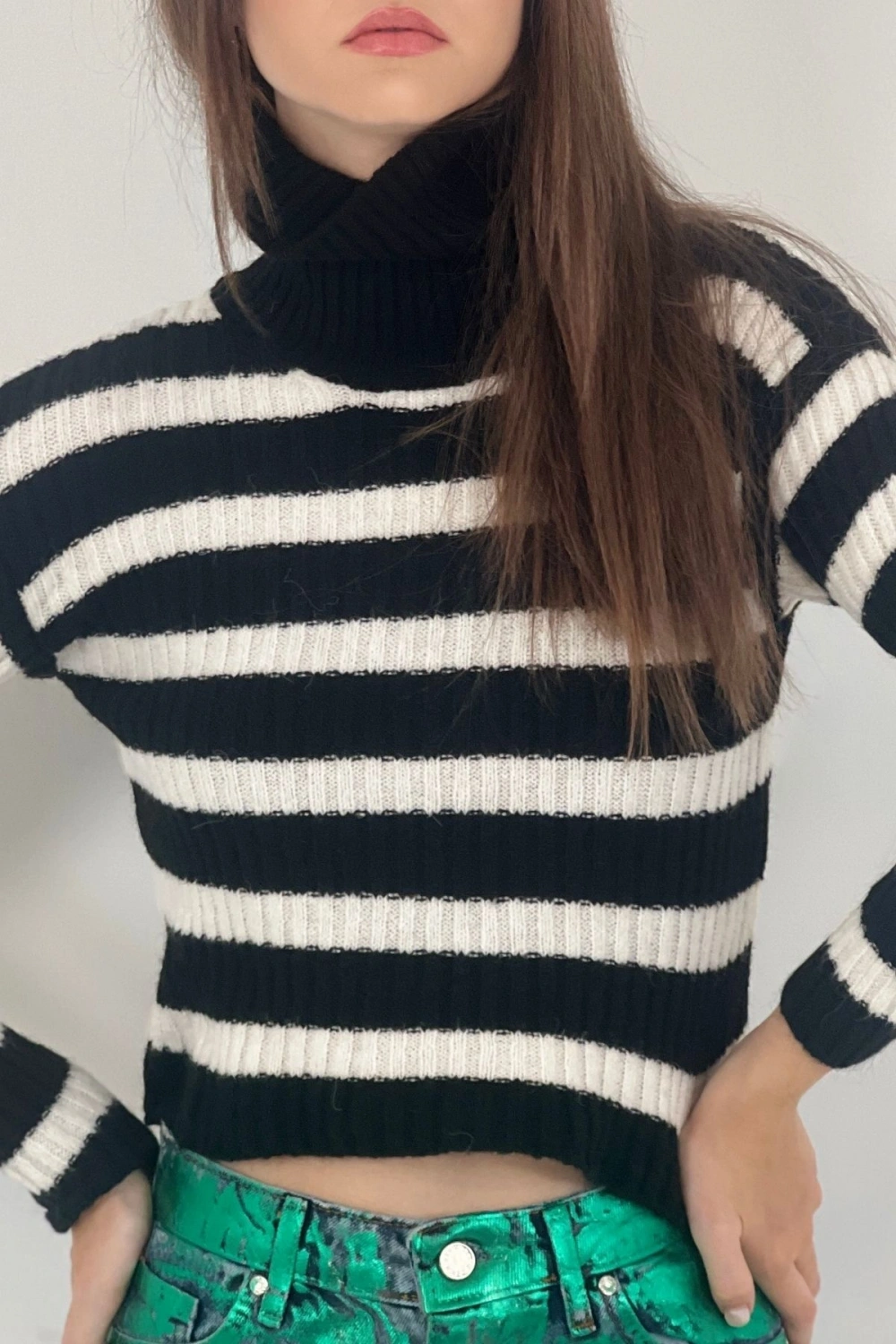 Kadın Boğazlı Balıkçı Yaka Çizgili Kısa Crop Siyah Triko Kazak