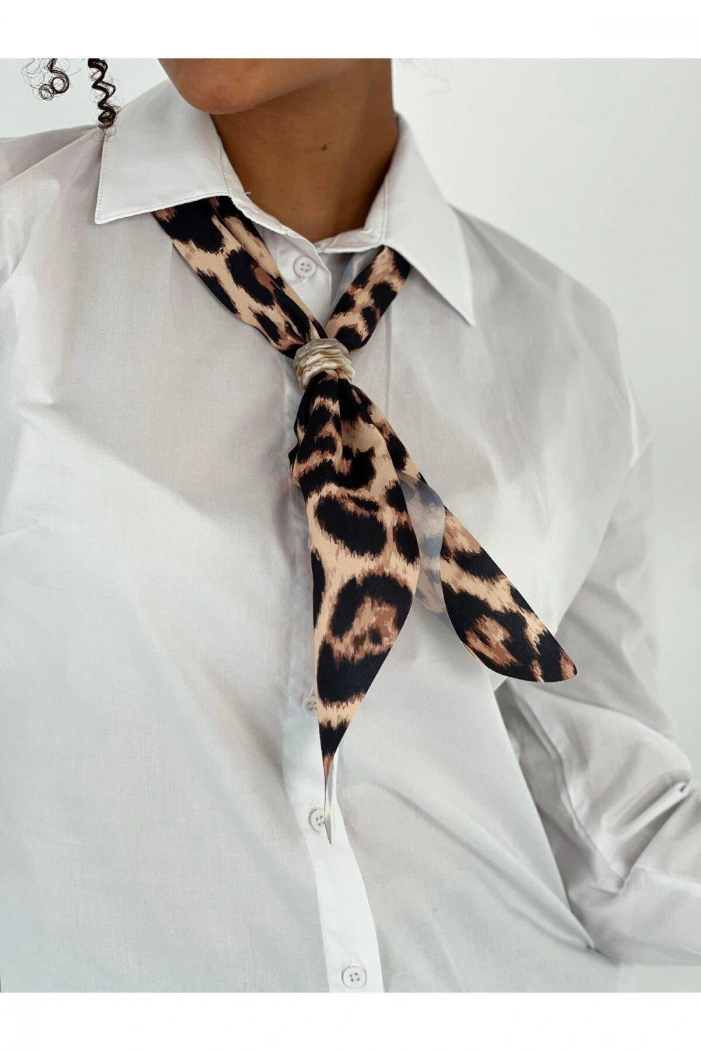 Leopar Fular Detaylı Beyaz Gömlek