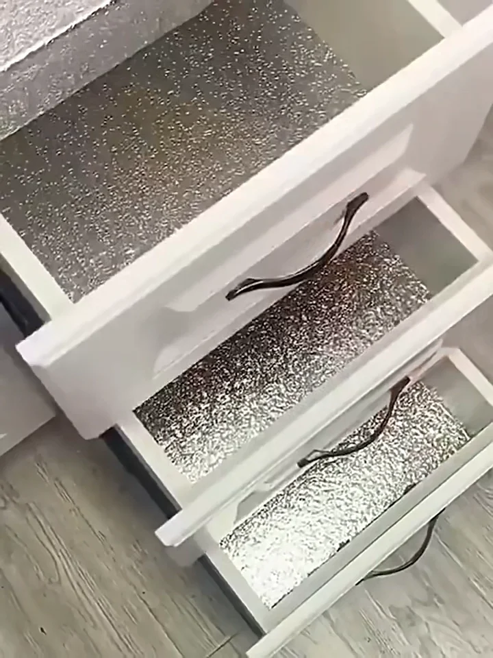 Egonex 2 Metre Kendinden Yapışkanlı Silinebilir Mutfak Tezgah Üstü Sticker Folyo Gümüş Renk Egonex 2 Metre Kendinden Yapışkanlı Silinebilir Mutfak Tezgah Üstü Sticker Folyo Gümüş Renk