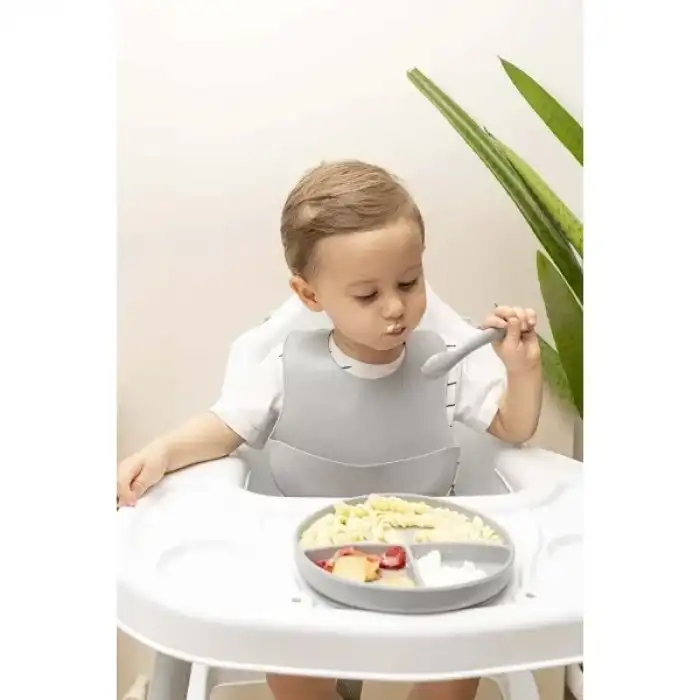 AsilTech Gri 3’lü Silikon Yemek Seti – Önlük + Diş Kaşıyıcılı Kaşık + Vakumlu Tabak