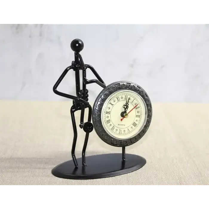 AsilTech Metal Saatli Saksafon Çalan Müzisyen