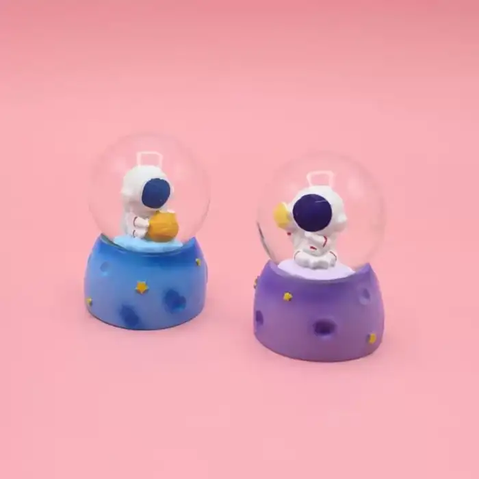 AsilTech Mini Boy Sevimli Astronot Tasarımlı Işıklı Kar Küresi